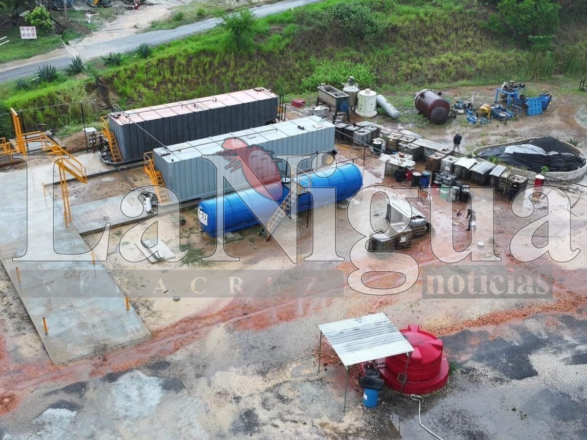 DESMANTELAN OPERACIÓN CLANDESTINA DE COMBUSTIBLES ILEGALES EN COATZACOALCOS; MÁS DE 500 MIL LITROS DE CRUDO RECUPERADOS. 4 img 20250618 wa00944333409048666401128