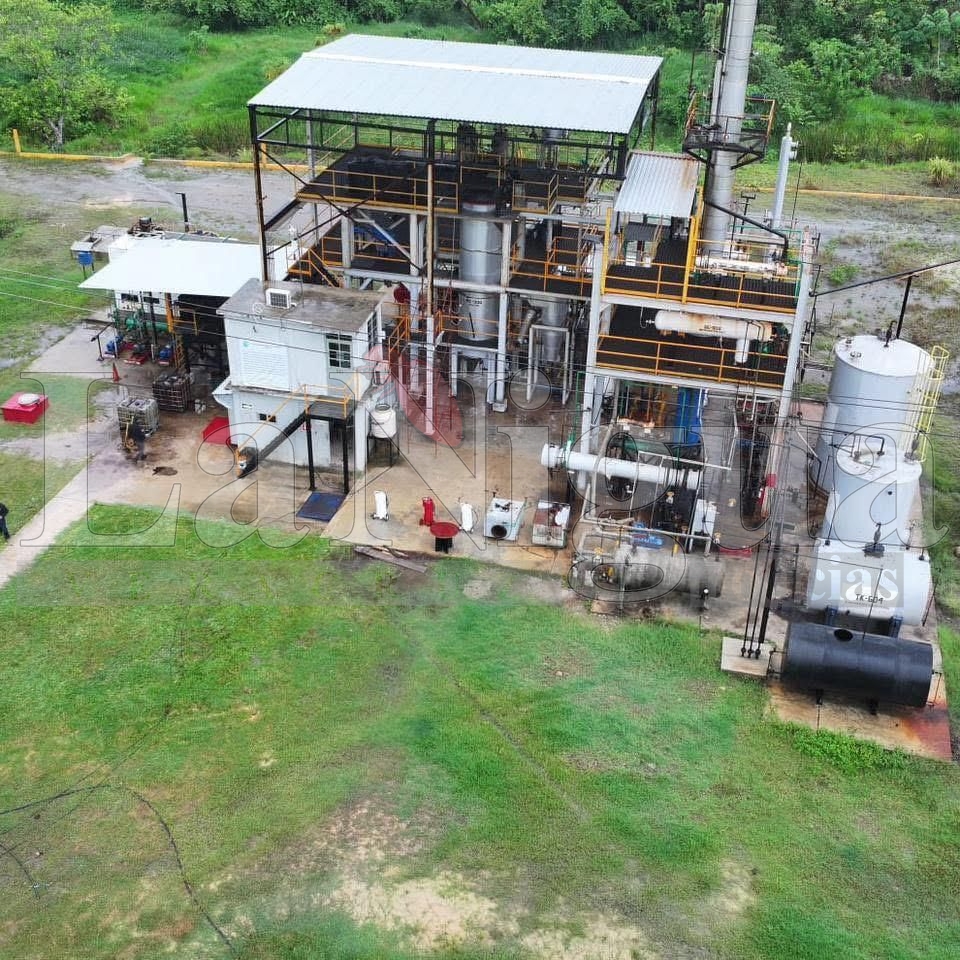 DESMANTELAN OPERACIÓN CLANDESTINA DE COMBUSTIBLES ILEGALES EN COATZACOALCOS; MÁS DE 500 MIL LITROS DE CRUDO RECUPERADOS. 3 img 20250618 wa00954116850413998568174