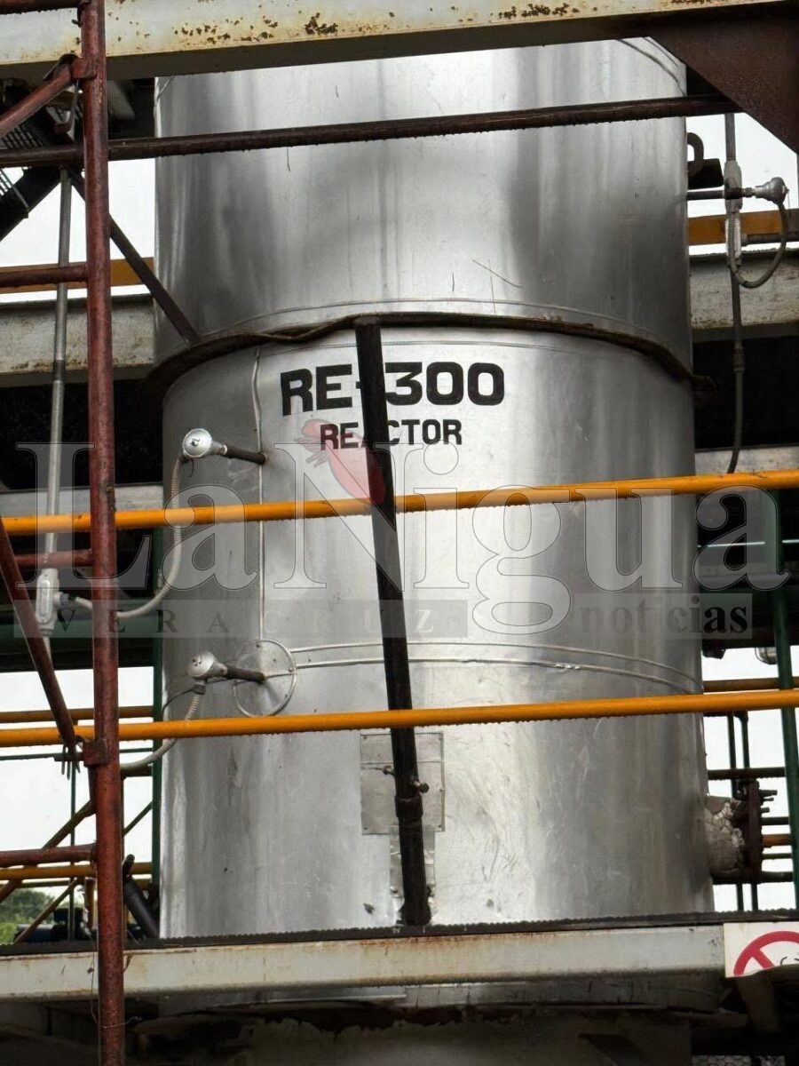 DESMANTELAN OPERACIÓN CLANDESTINA DE COMBUSTIBLES ILEGALES EN COATZACOALCOS; MÁS DE 500 MIL LITROS DE CRUDO RECUPERADOS. 2 img 20250618 wa00978019224304526886241