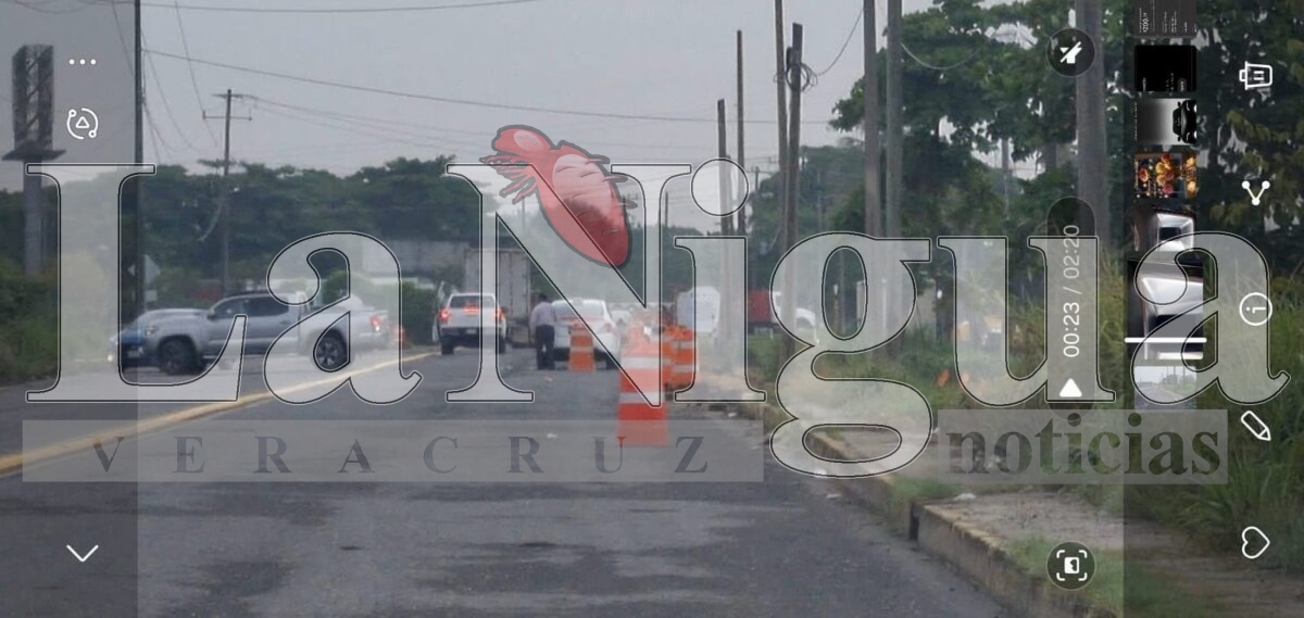 Persiste el bloqueo en la carretera Coatzacoalcos-Villahermosa; camiones de Pemex varados y nula respuesta oficial. 10 img 20250619 wa00038651383549653215134