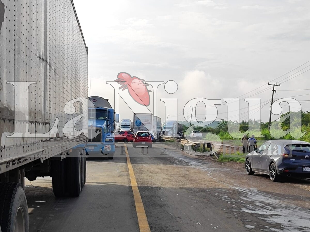 Persiste el bloqueo en la carretera Coatzacoalcos-Villahermosa; camiones de Pemex varados y nula respuesta oficial. 11 img 20250619 wa00047560004192248816277