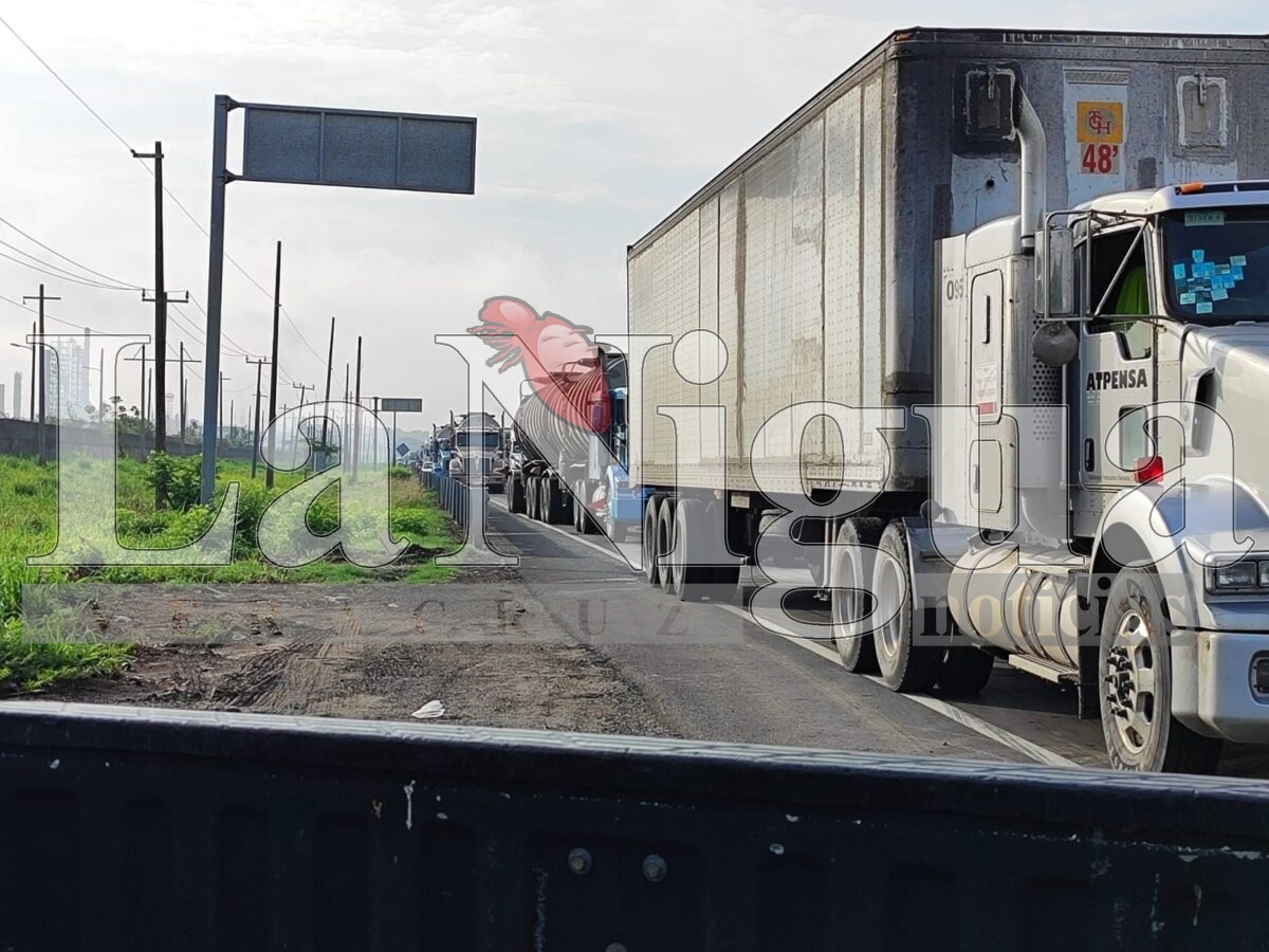 Persiste el bloqueo en la carretera Coatzacoalcos-Villahermosa; camiones de Pemex varados y nula respuesta oficial. 12 img 20250619 wa00067392349606845997503