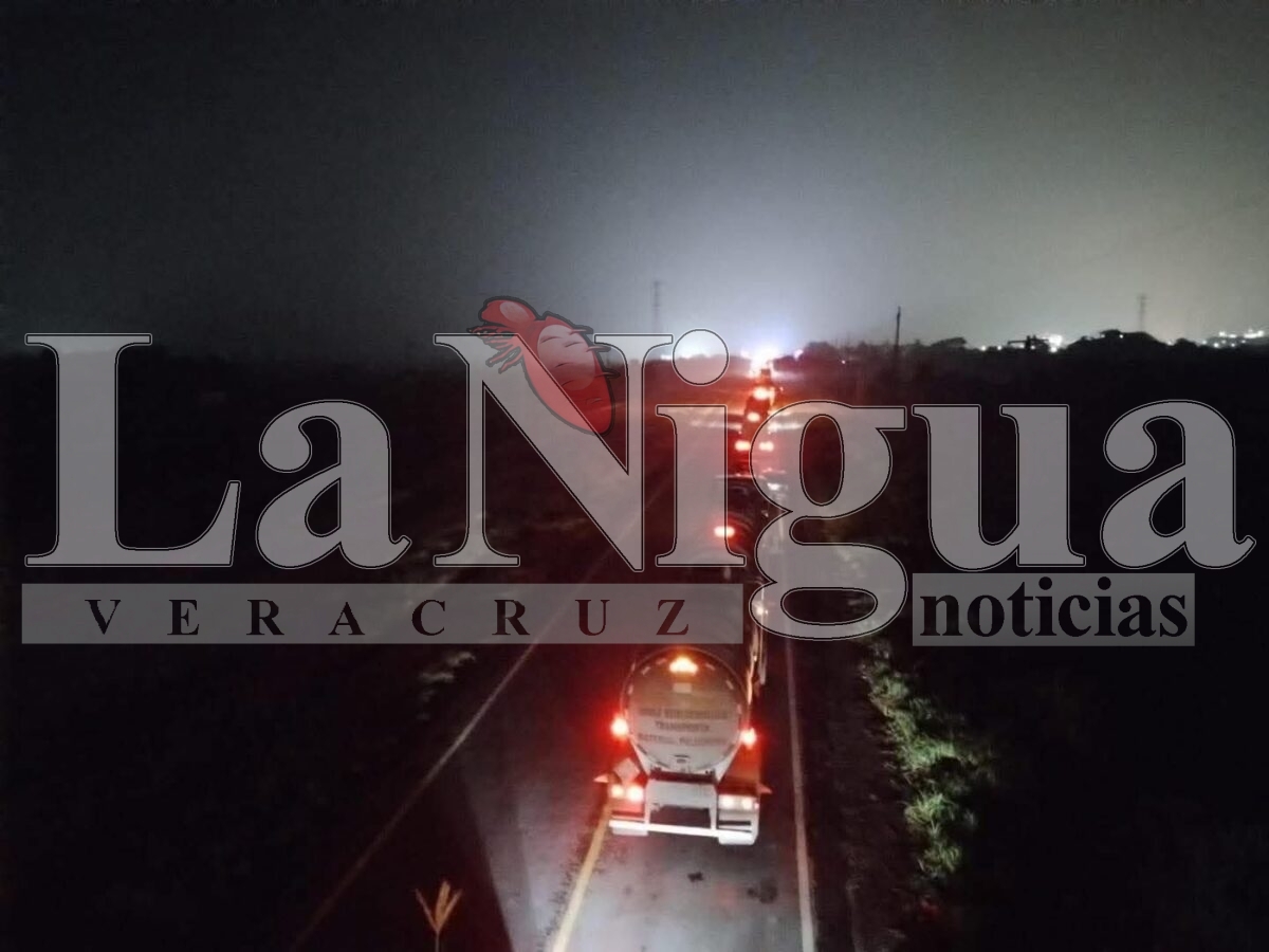 Persiste el bloqueo en la carretera Coatzacoalcos-Villahermosa; camiones de Pemex varados y nula respuesta oficial. 8 img 20250619 wa0009366807646637121502