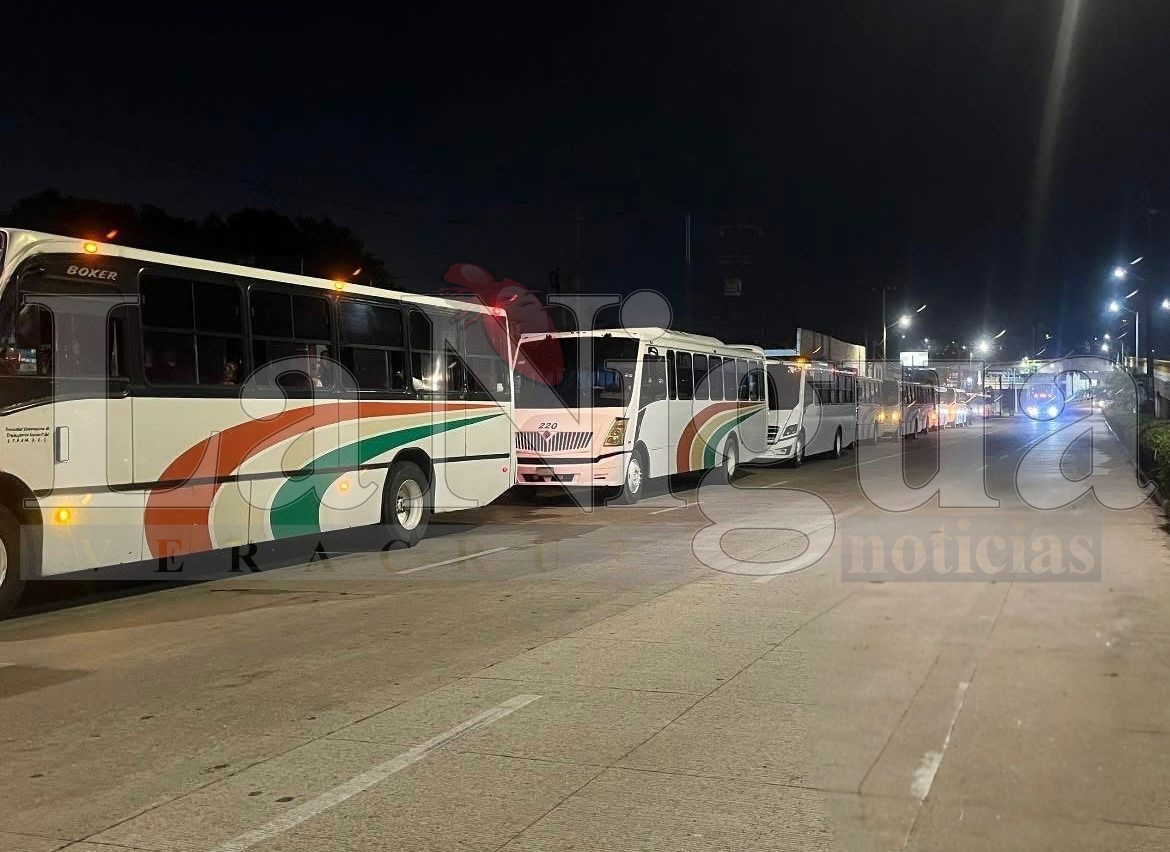 Persiste el bloqueo en la carretera Coatzacoalcos-Villahermosa; camiones de Pemex varados y nula respuesta oficial. 7 img 20250619 wa00115714330326370891771