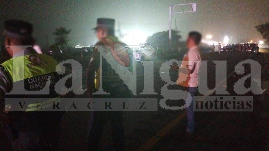 Persiste el bloqueo en la carretera Coatzacoalcos-Villahermosa; camiones de Pemex varados y nula respuesta oficial. 9 img 20250619 wa00126429681183024796443