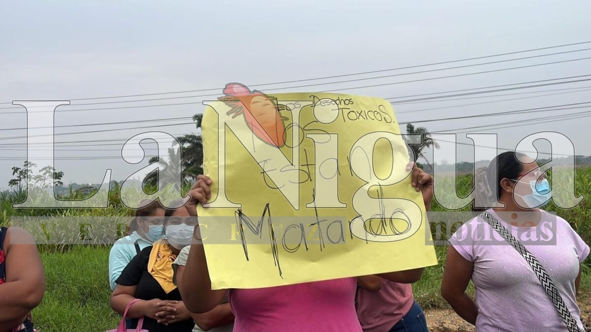 Persiste el bloqueo en la carretera Coatzacoalcos-Villahermosa; camiones de Pemex varados y nula respuesta oficial. 5 img 20250619 wa00141915500933188093470