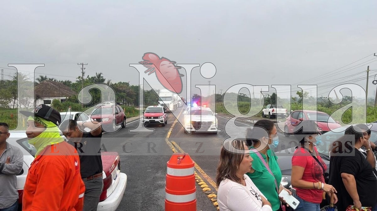 Persiste el bloqueo en la carretera Coatzacoalcos-Villahermosa; camiones de Pemex varados y nula respuesta oficial. 4 img 20250619 wa00161835006688950013373