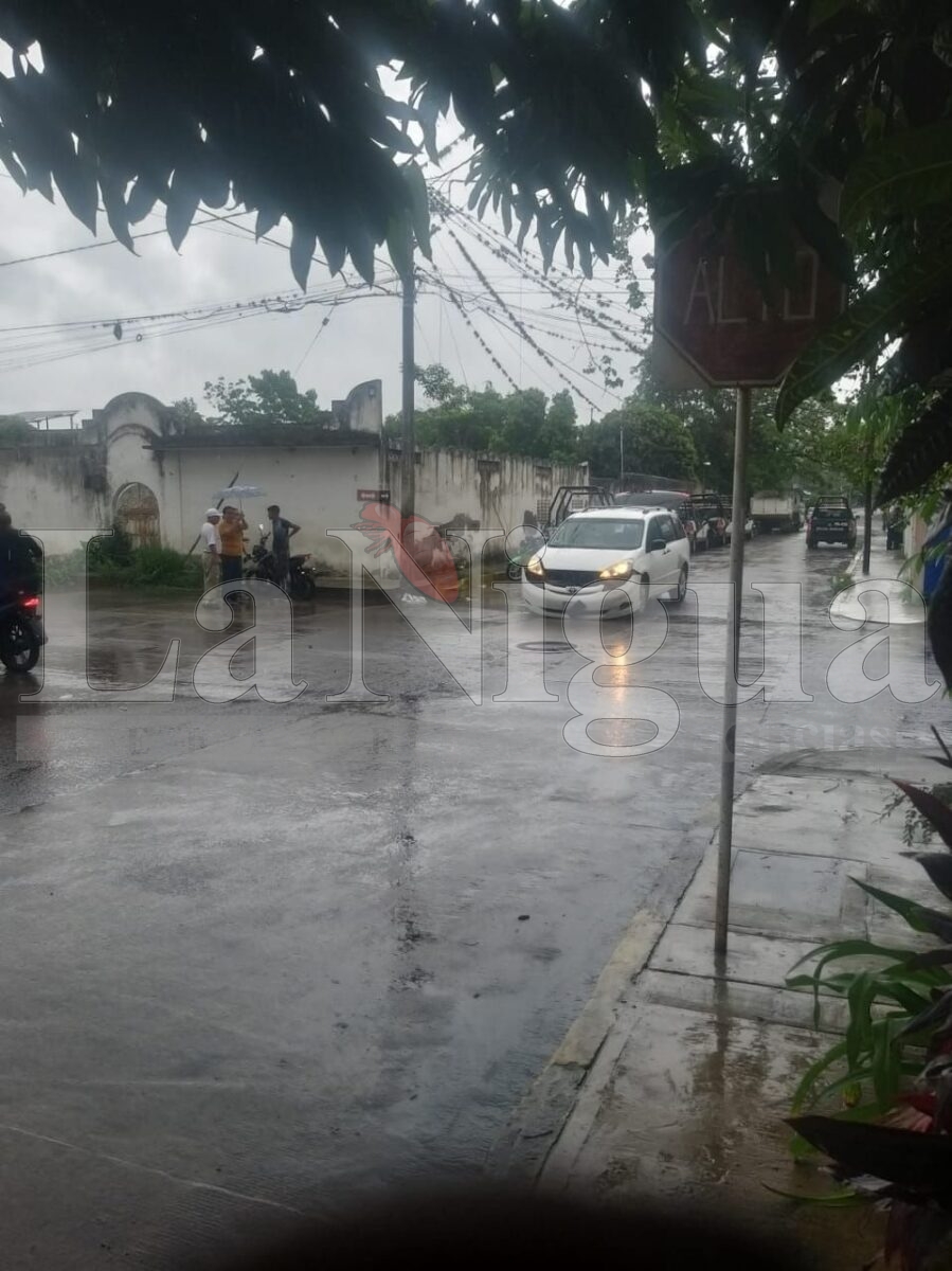 Accidente entre motocicleta y camioneta en Cuitláhuac deja saldo de lesionados leves 4 img 20250619 wa00488798068404718397930