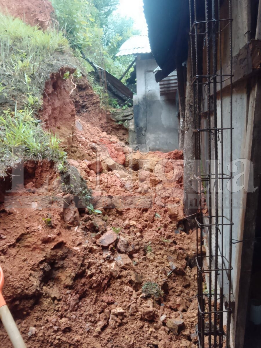 Derrumbe por lluvias en San Felipe Usila, Oaxaca; familia se salva de milagro 5 img 20250619 wa01011557056577925791943