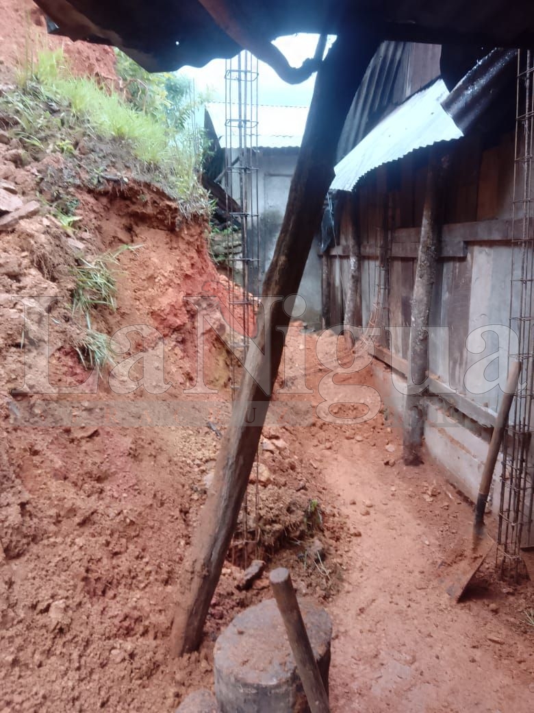 Derrumbe por lluvias en San Felipe Usila, Oaxaca; familia se salva de milagro 3 img 20250619 wa01033423133130784318811