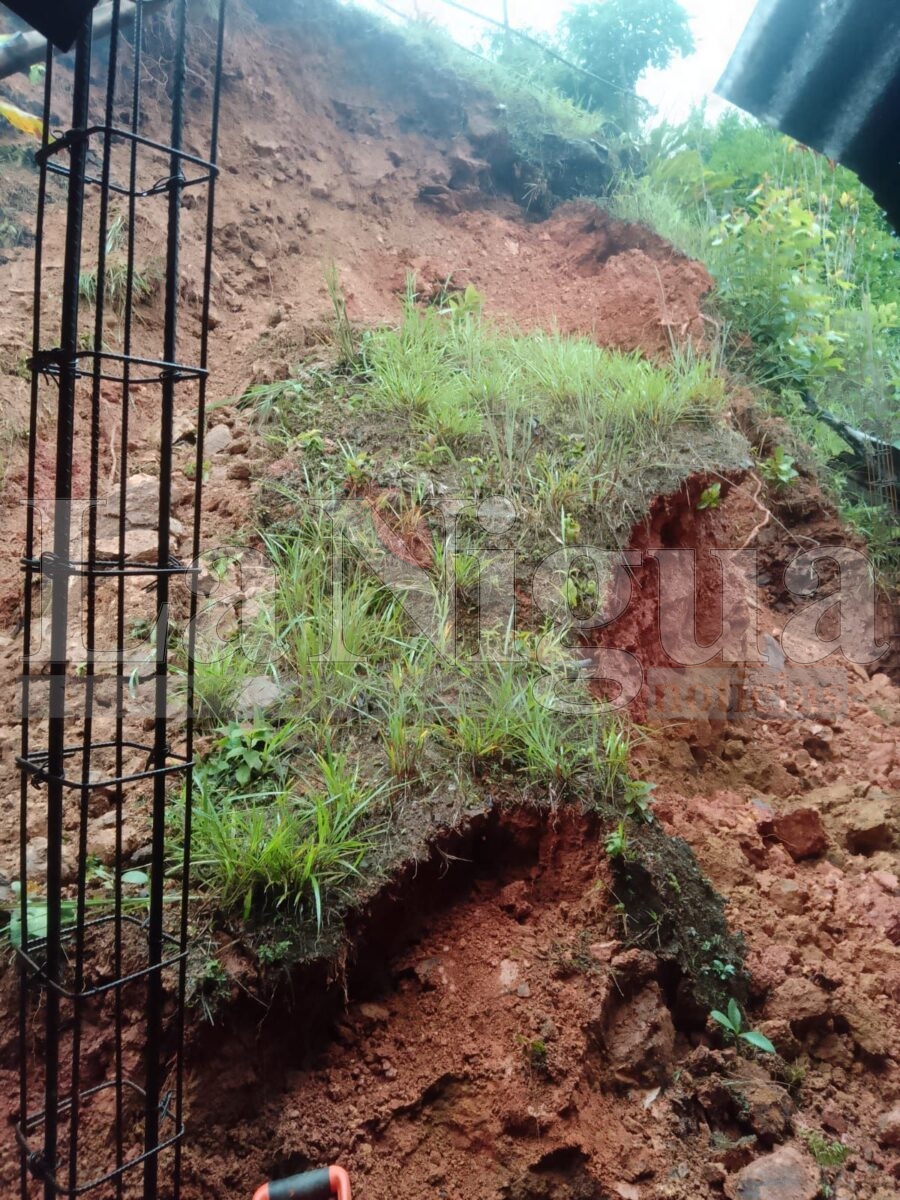 Derrumbe por lluvias en San Felipe Usila, Oaxaca; familia se salva de milagro 2 img 20250619 wa01041131655667626757545