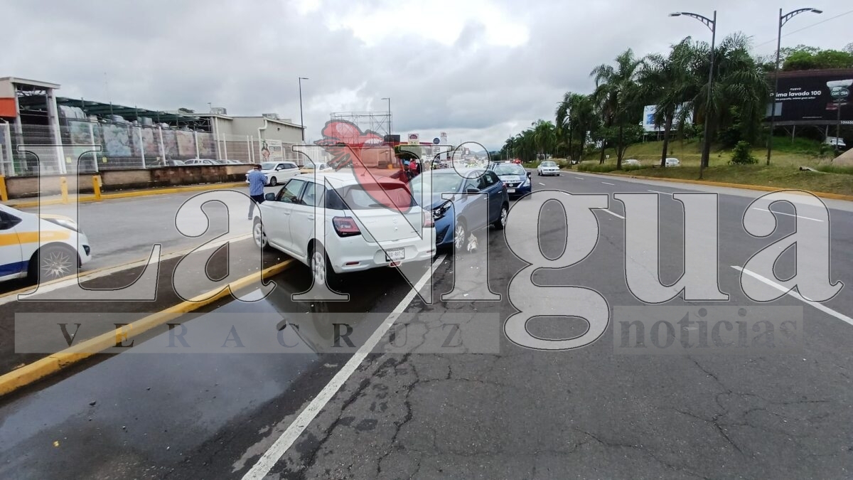 Choque entre dos vehículos en el bulevar Tratados de Córdoba; solo daños materiales 7 img 20250620 wa00216246619518479381528