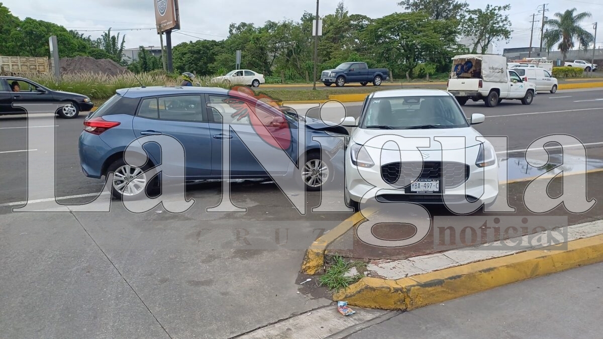 Choque entre dos vehículos en el bulevar Tratados de Córdoba; solo daños materiales 6 img 20250620 wa00286259235154354655814
