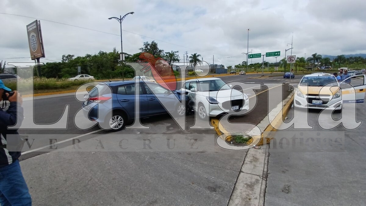 Choque entre dos vehículos en el bulevar Tratados de Córdoba; solo daños materiales 4 img 20250620 wa0029302400709479110225