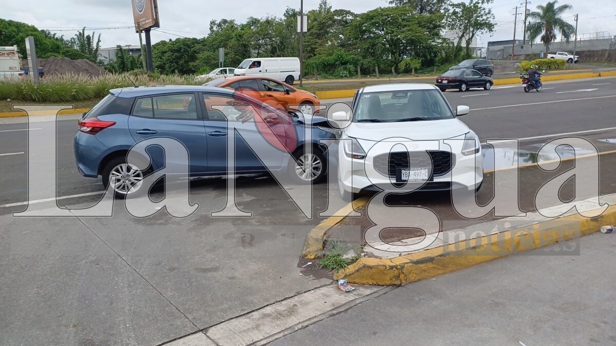 Choque entre dos vehículos en el bulevar Tratados de Córdoba; solo daños materiales 3 img 20250620 wa00324950226112376969438