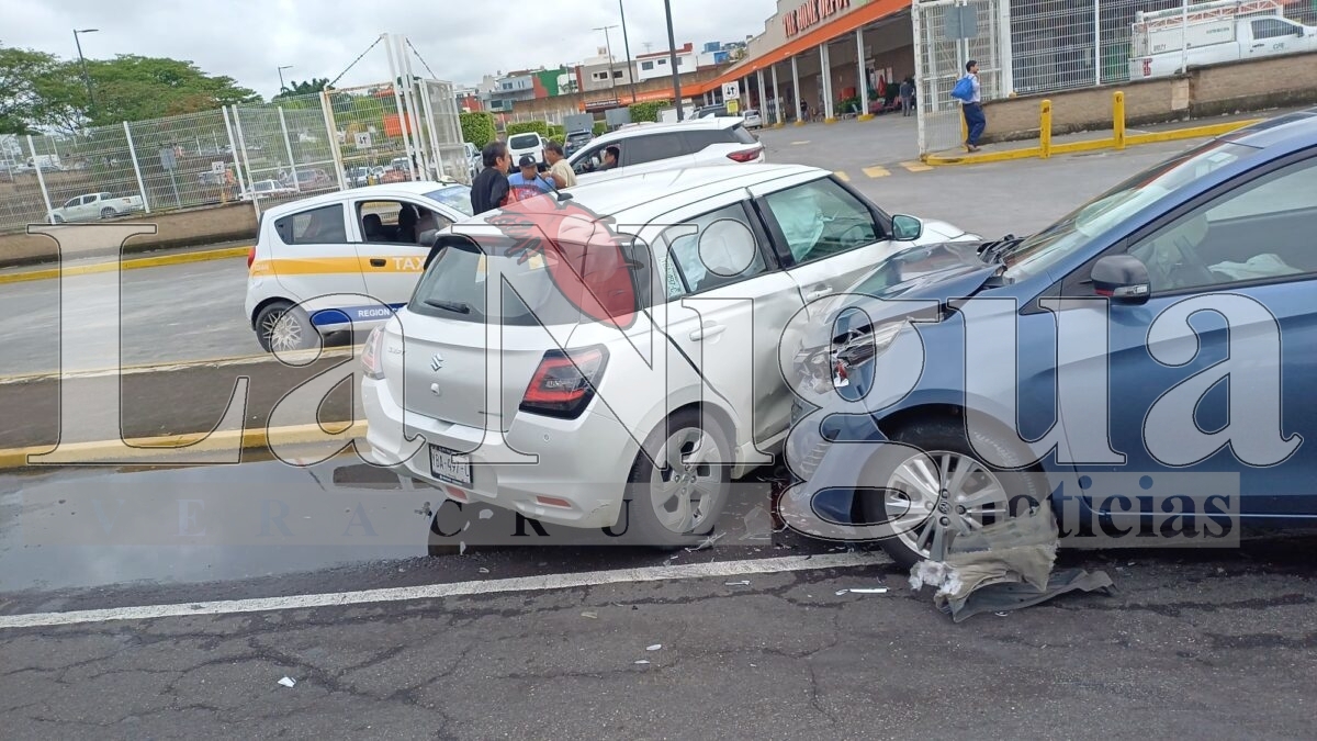 Choque entre dos vehículos en el bulevar Tratados de Córdoba; solo daños materiales 1 img 20250620 wa00356653342549252464543