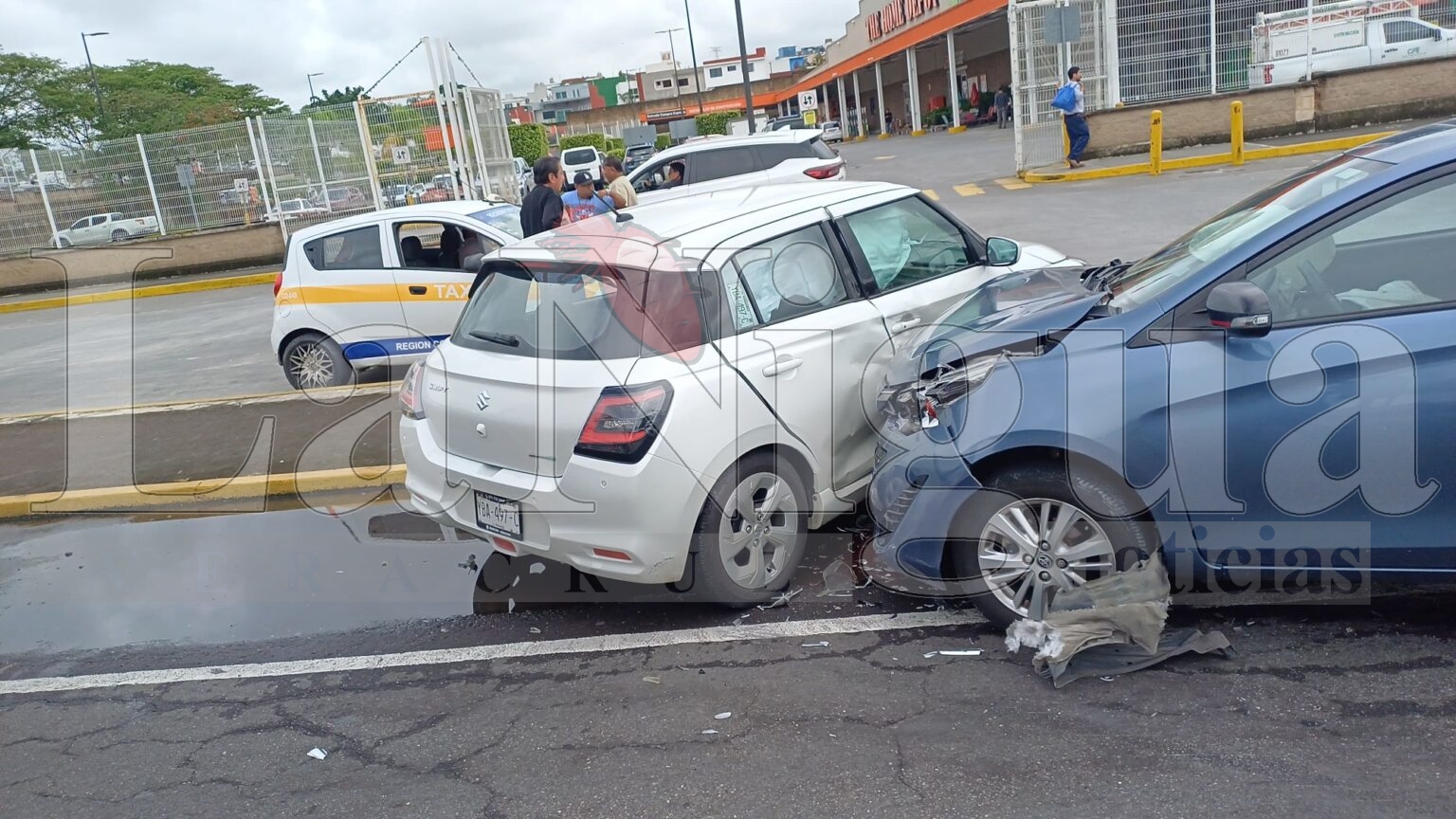 Choque entre dos vehículos en el bulevar Tratados de Córdoba; solo daños materiales