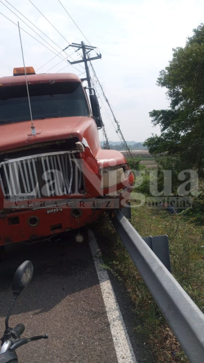 TRÁGICO ACCIDENTE EN LA ZONA RURAL DE MINATITLÁN 5 img 20250620 wa00736325910762580732374
