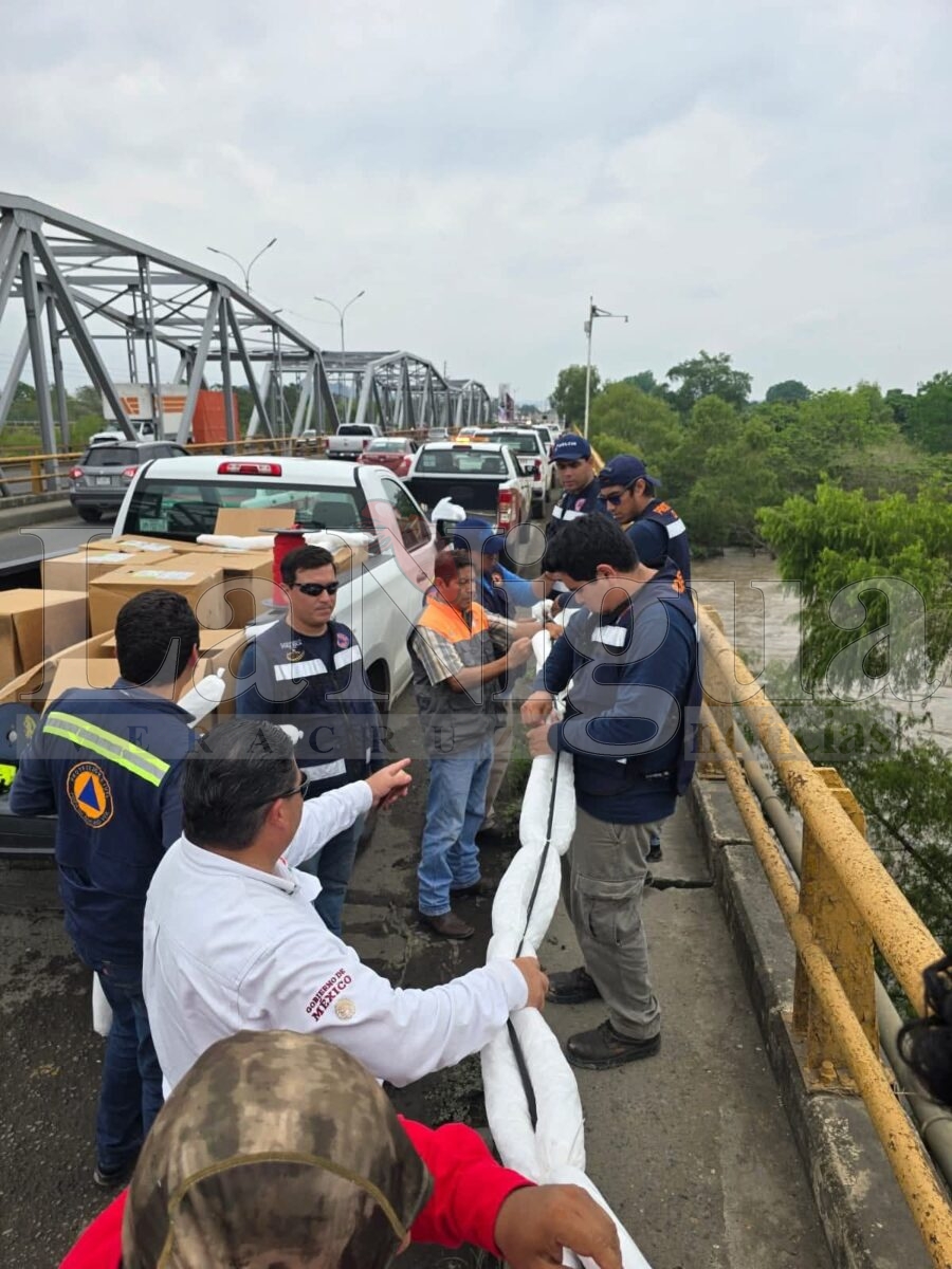 Despliegan personal de PEMEX barreras oleofílicas en el río Cazones 6 img 20250620 wa00954030504415072760105