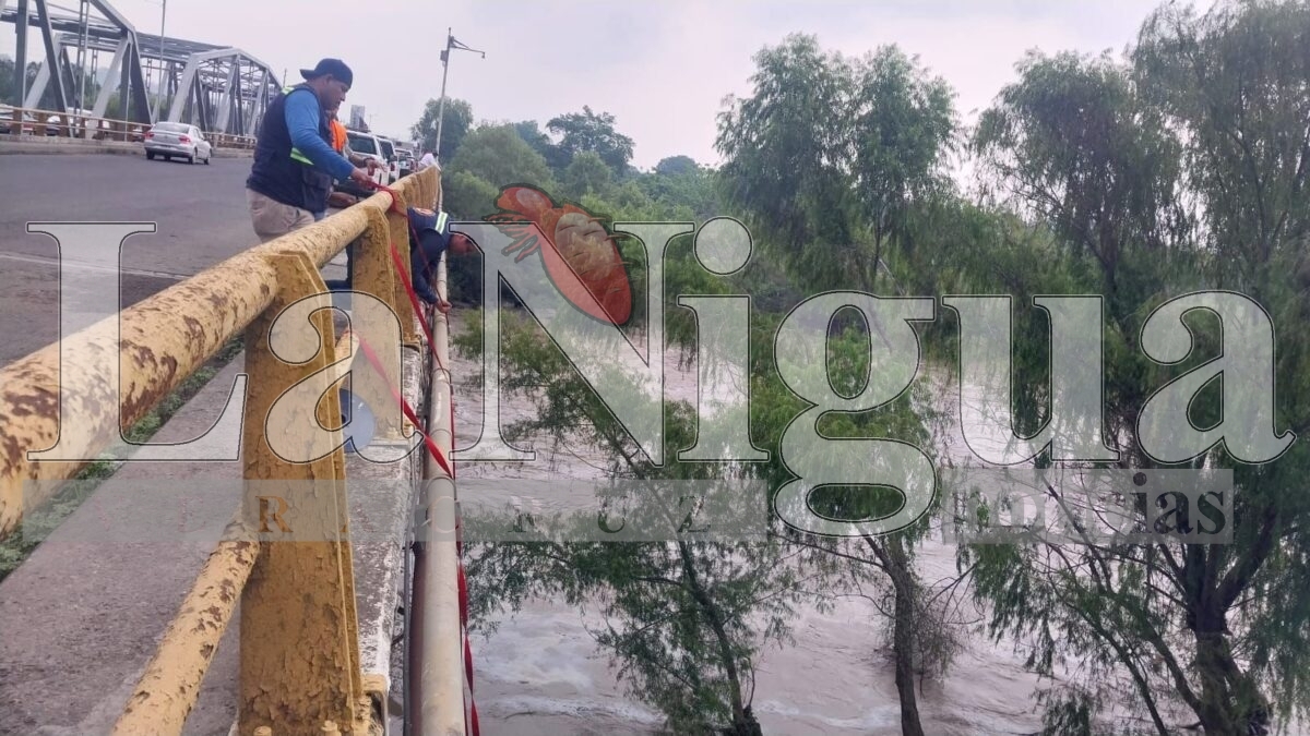 Despliegan personal de PEMEX barreras oleofílicas en el río Cazones 5 img 20250620 wa00987738177962777117150