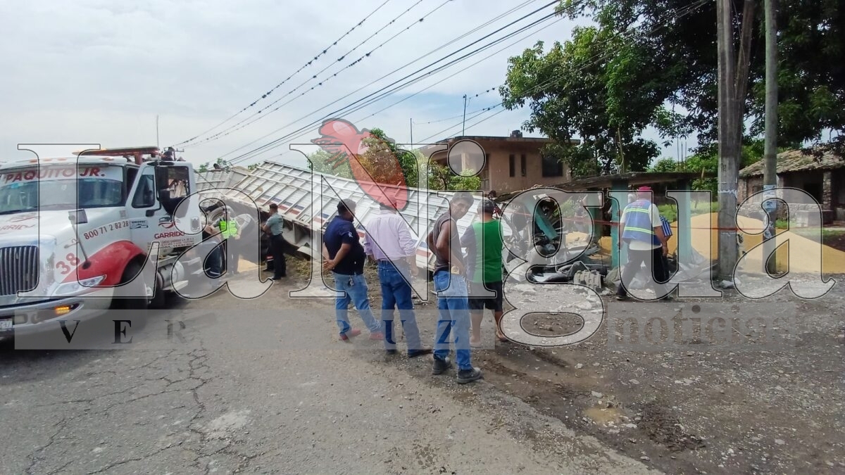 Trágico accidente en Palmillas: conductor muere prensado tras volcadura de tráiler 11 img 20250621 wa00498902090708641630642