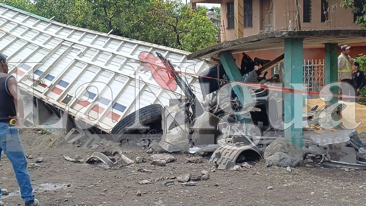 Trágico accidente en Palmillas: conductor muere prensado tras volcadura de tráiler 14 img 20250621 wa00552545977386932653461