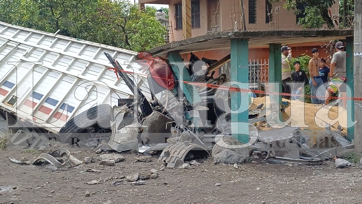 Trágico accidente en Palmillas: conductor muere prensado tras volcadura de tráiler 13 img 20250621 wa00564932930421986947671