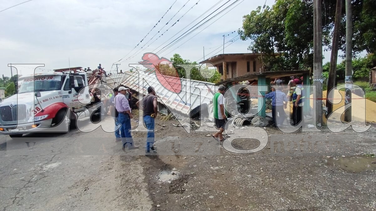 Trágico accidente en Palmillas: conductor muere prensado tras volcadura de tráiler 16 img 20250621 wa00606992638333736514788