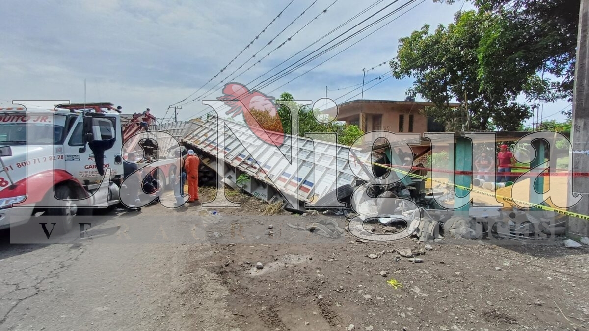 Trágico accidente en Palmillas: conductor muere prensado tras volcadura de tráiler 18 img 20250621 wa0066776246277182937541