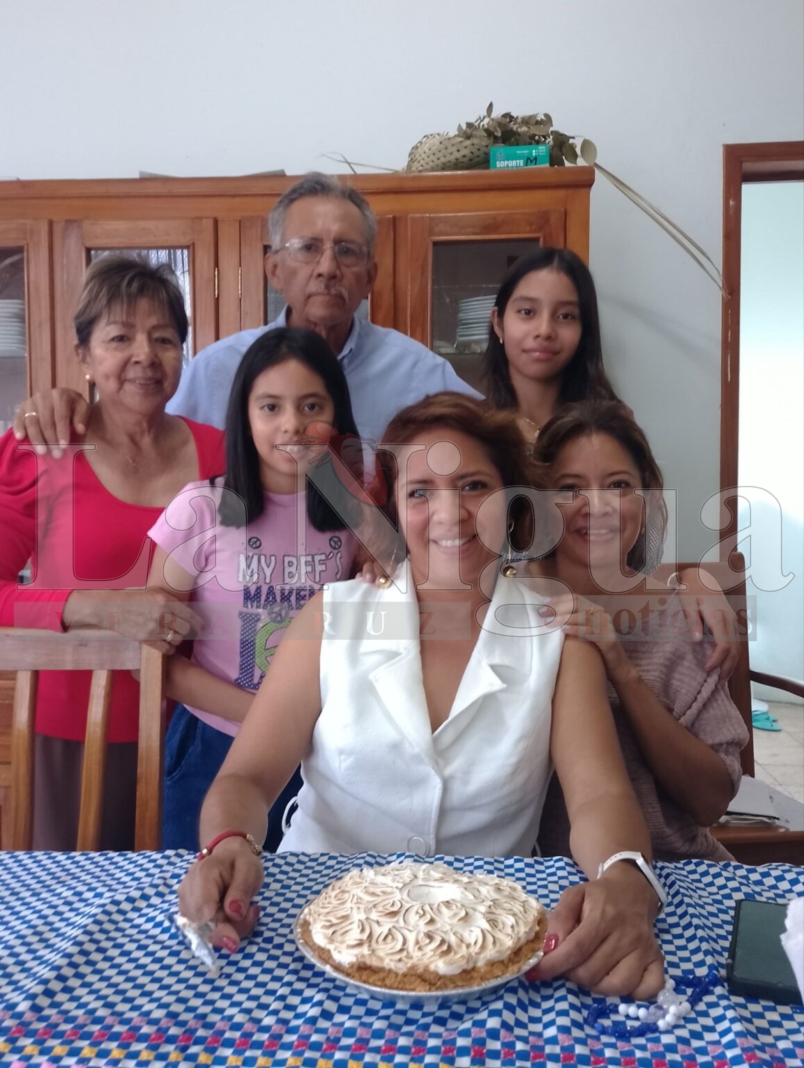 Licenciada Verónica Morales Gómez celebra su cumpleaños en compañía de sus seres queridos