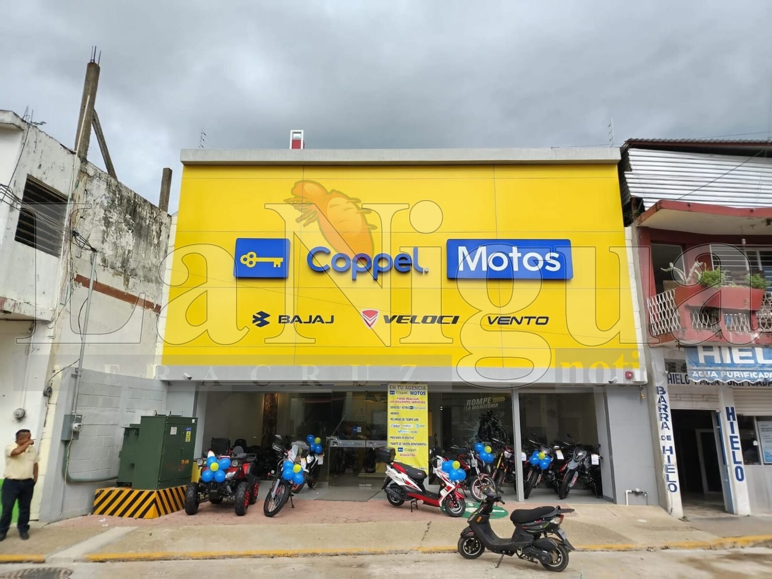 Denuncian que Coppel de Acayucan le vendió una moto chafa