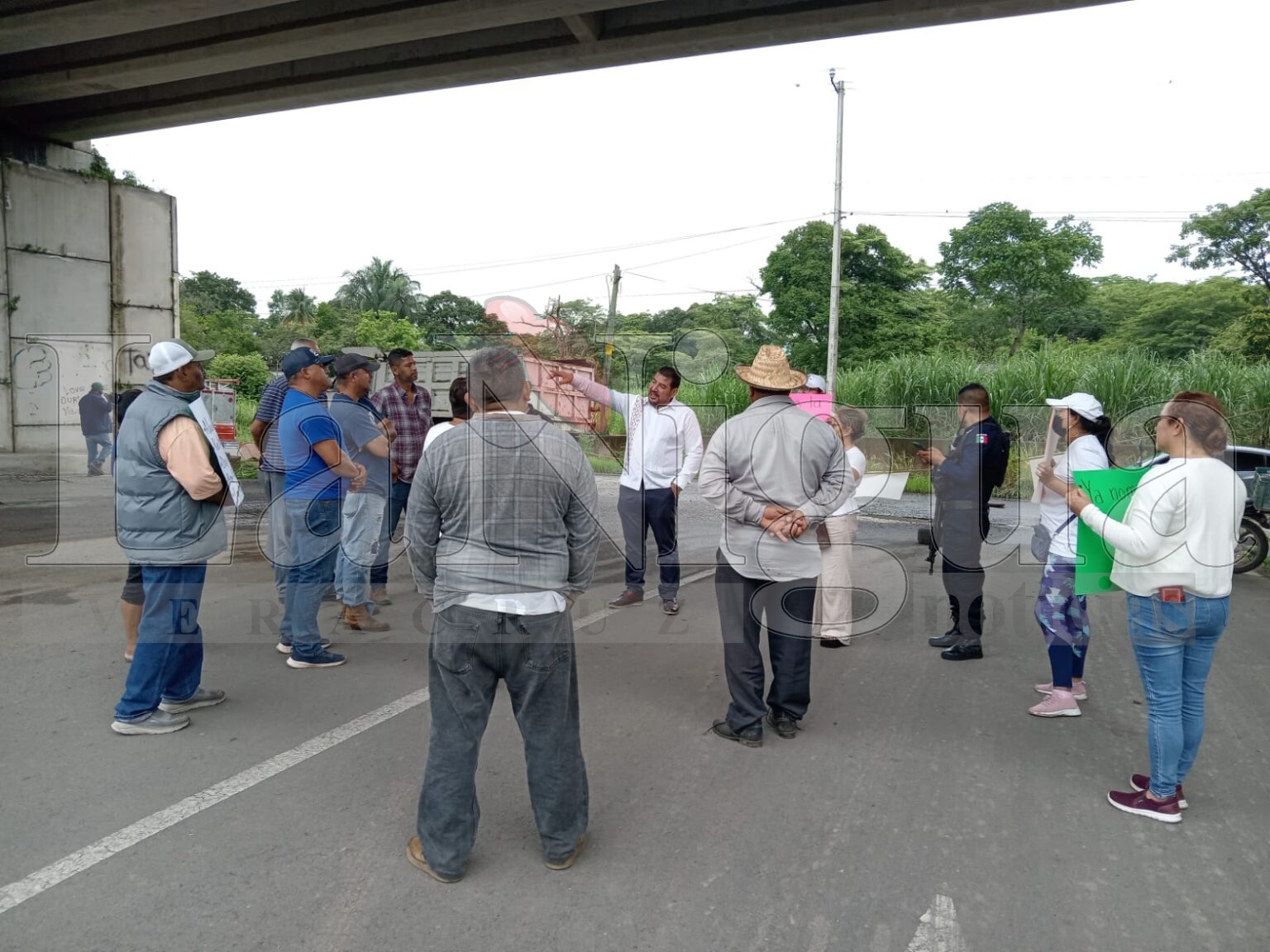 Bloquean carretera Cuitláhuac-Veracruz por falta de pavimentación