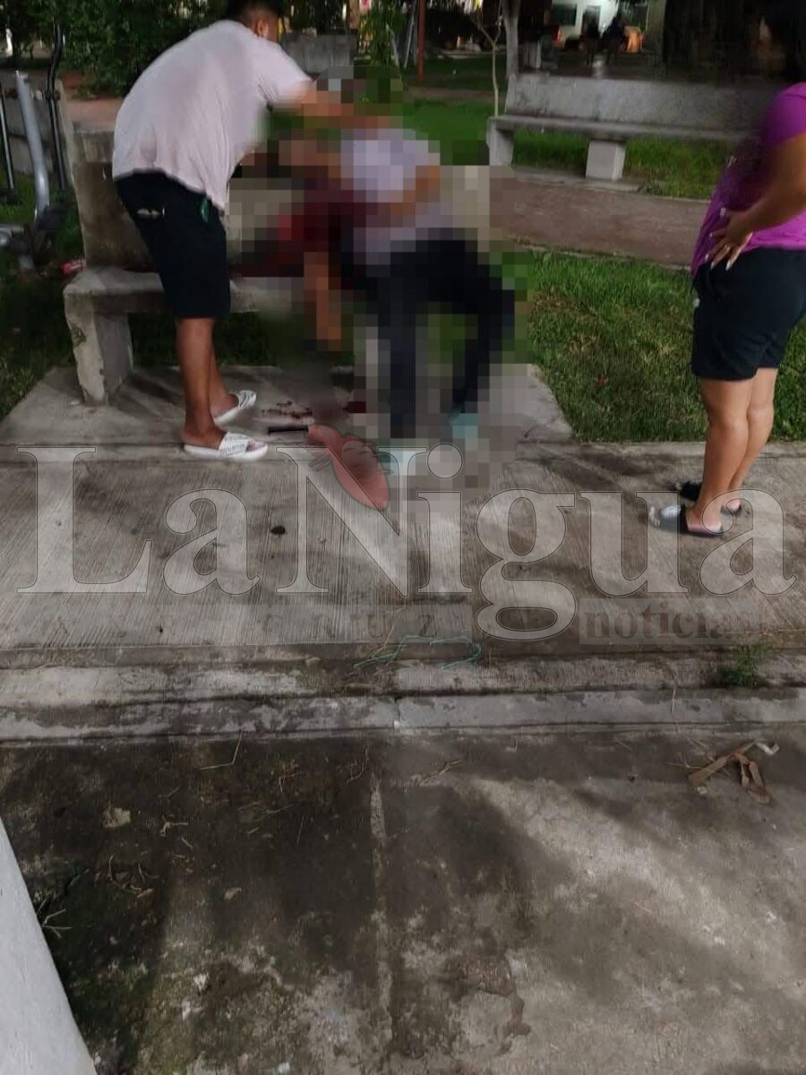 Ejecutan a balazos a un joven en pleno parque de San Rafael, Veracruz.