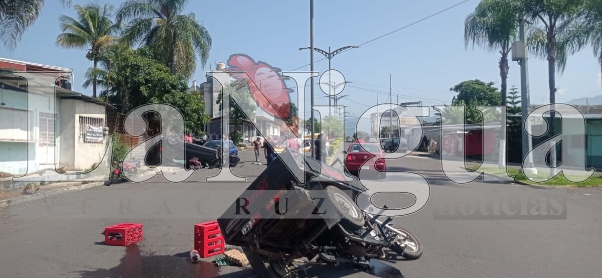 Fuerte accidente en el bulevar Agustín Millán: carro fuera de control impacta motoneta, auto y taxi