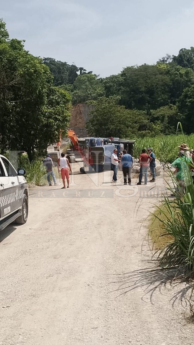 Vuelca camión en Santa Ana Morelos; hay un lesionado