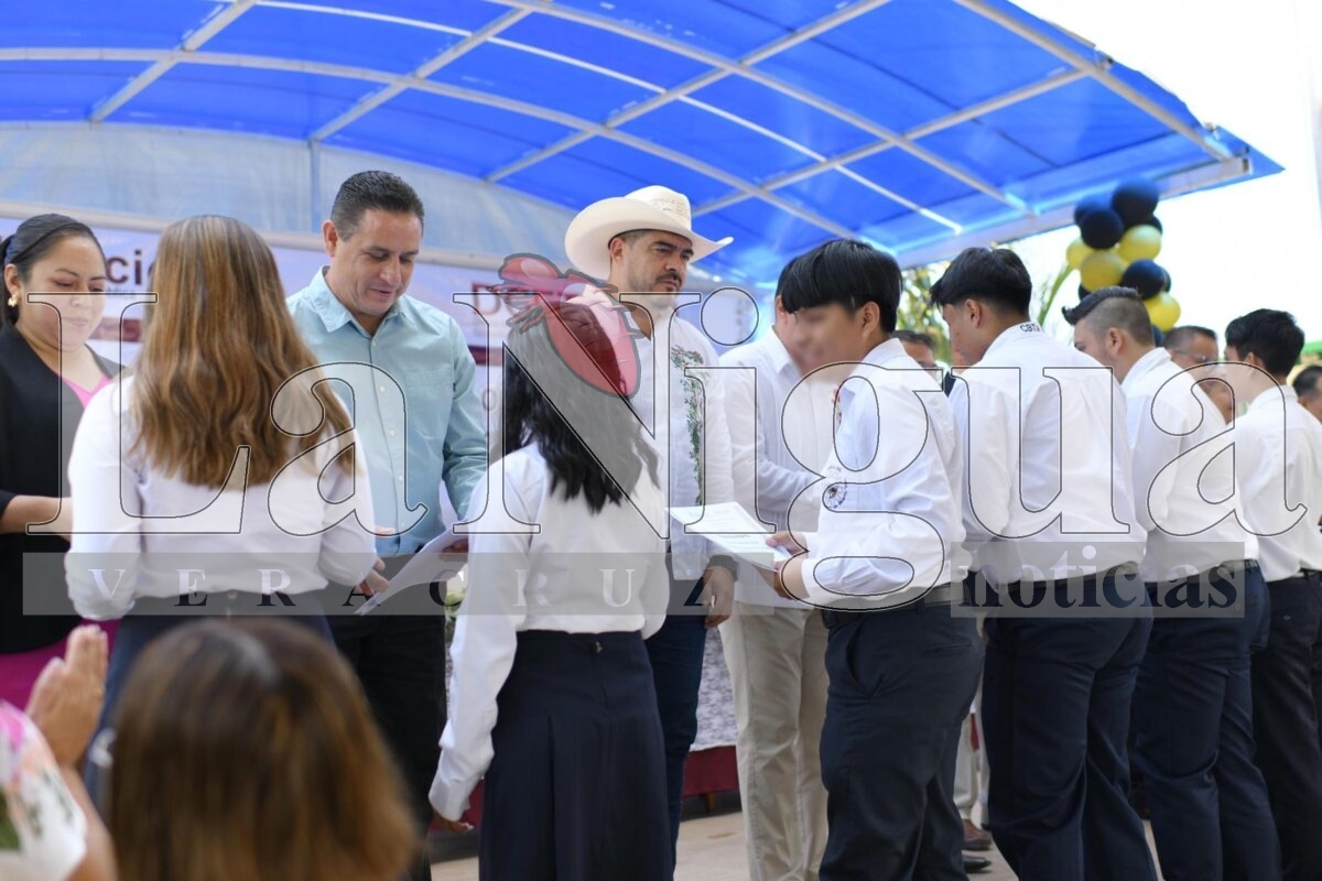 Zenyazen Escobar asiste a la graduación del CBTA No. 99 en Coscomatepec