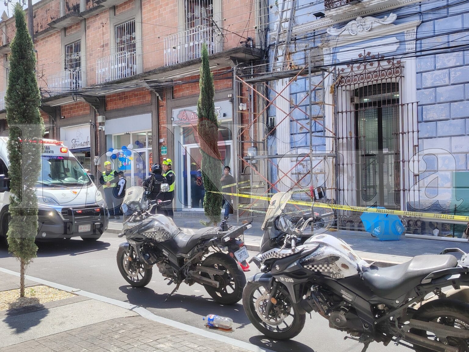 Trabajador sufre descarga eléctrica y cae de andamio en el centro de Orizaba