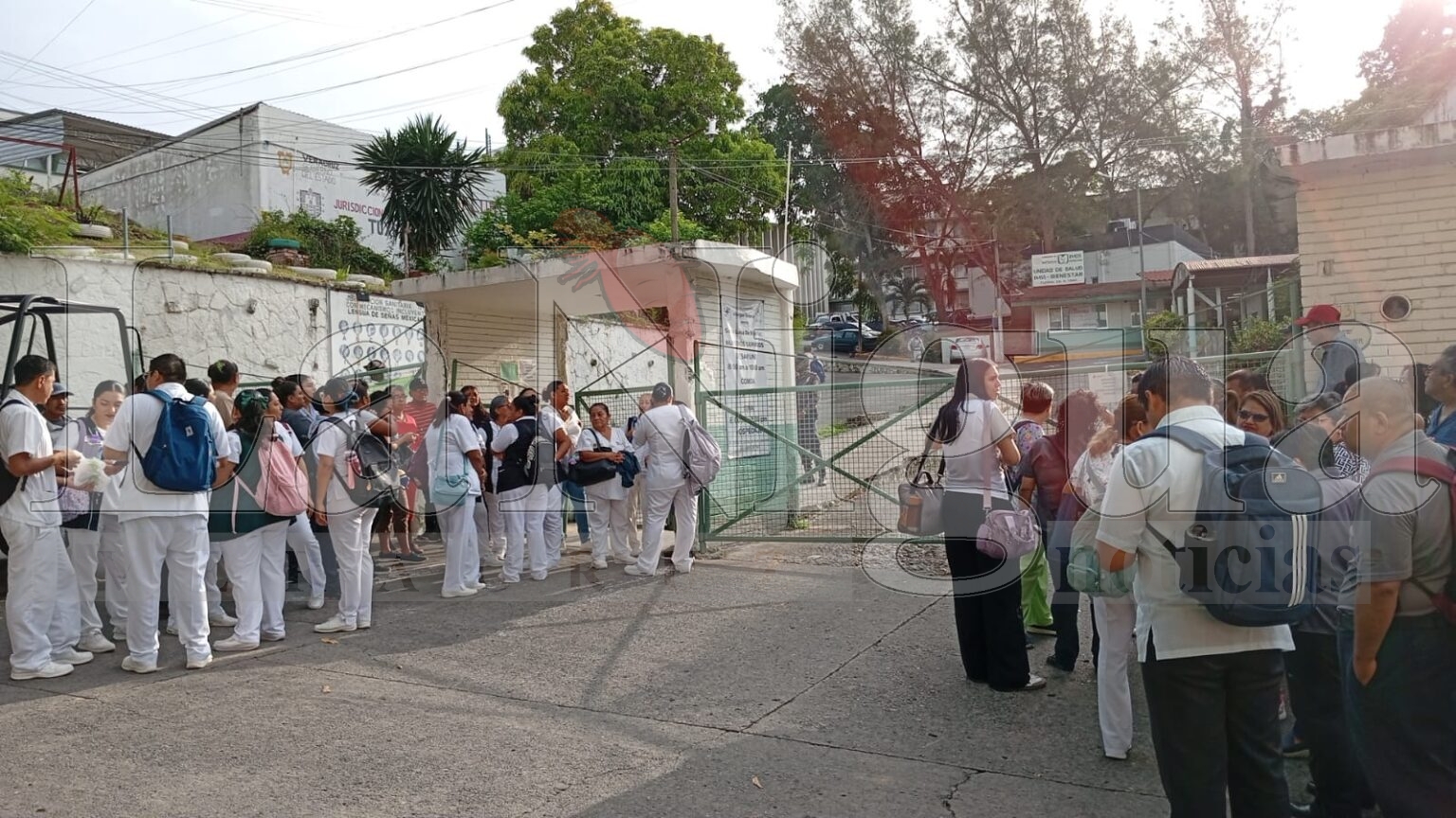 EN TUXPAN, SICARIO ENTRA A ZONA DE CAMAS Y DISPARA A DOS PERSONAS. UN MUERTO Y UN HERIDO DE GRAVEDAD.IMSS BIENESTAR. ESTA MAÑANA DE MARTES