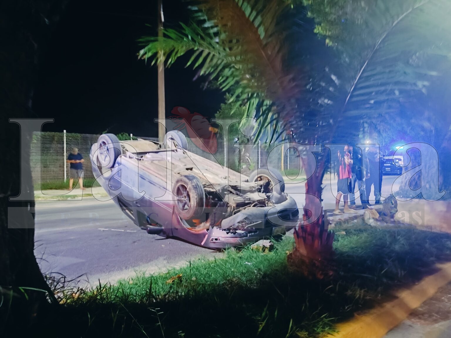 Jóvenes sobreviven a aparatoso accidente en #LasChoapas; vehículo quedó volcado