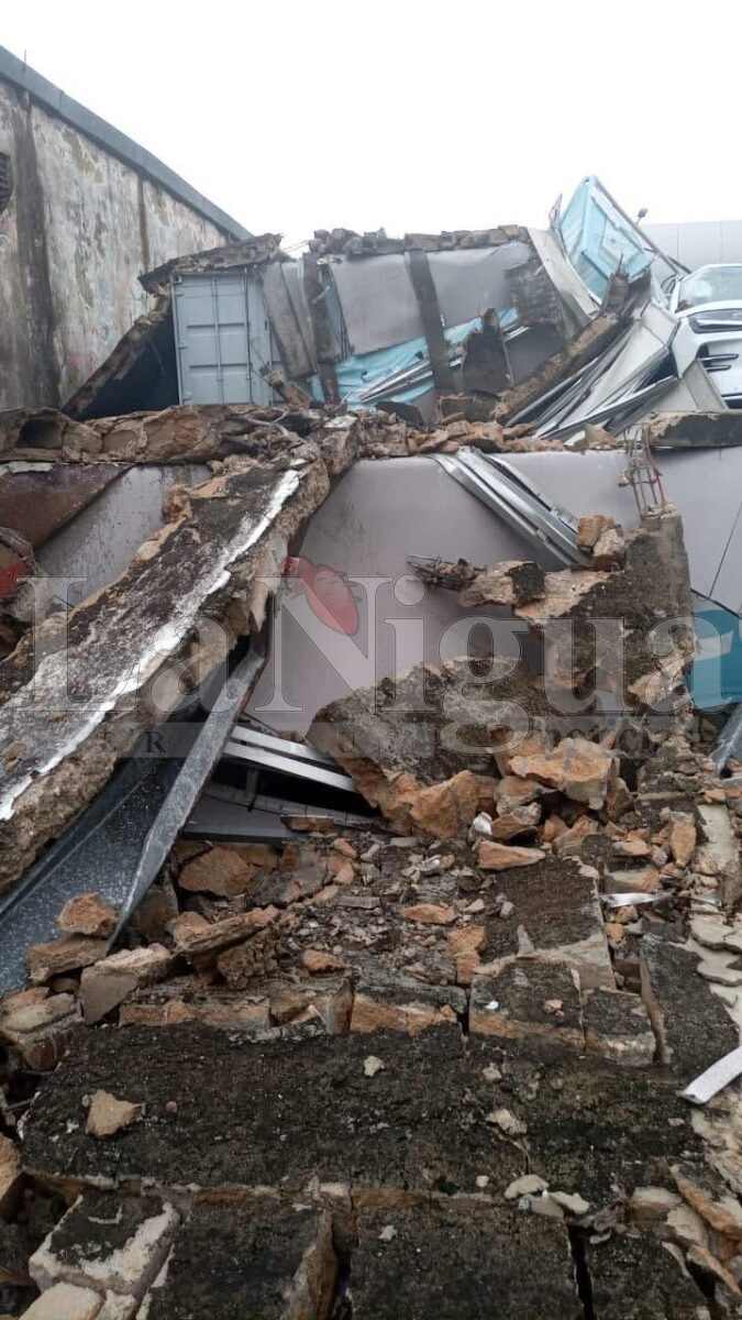 Tormenta eléctrica azota Coatzacoalcos: autos aplastados, viviendas dañadas y espectaculares colapsados.