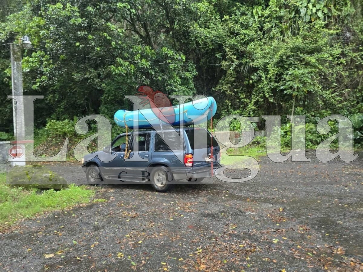 Desaparecen dos adolescentes tras ser arrastrados por la corriente en cascada de Atzalan, Veracruz.