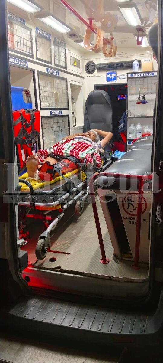 Protección Civil de Las Choapas auxilia a abuelita que llevaba 8 días en cama tras una caída