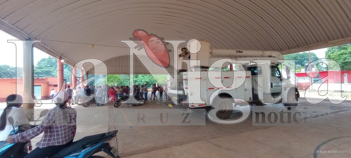 Pobladores de Rodríguez Clara, Veracruz, retienen camionetas de CFE ante constantes apagones
