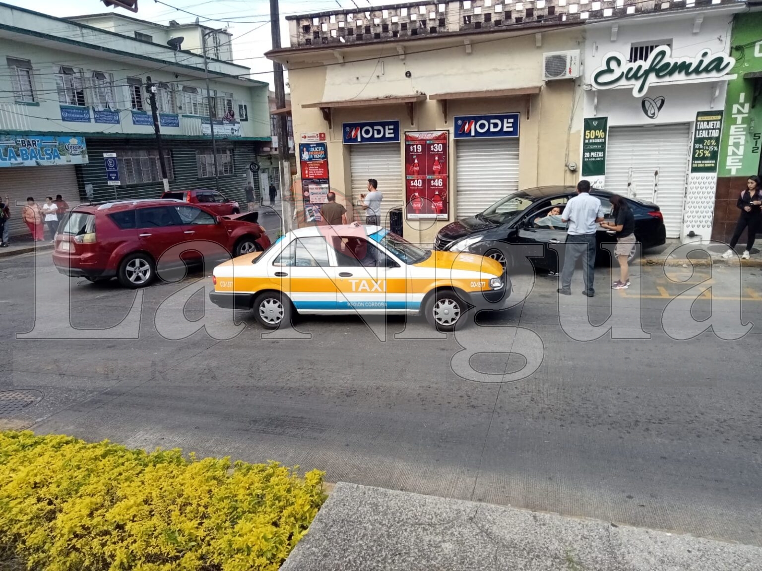 Accidente vehicular en el Centro deja daños materiales y moviliza a cuerpos de emergencia