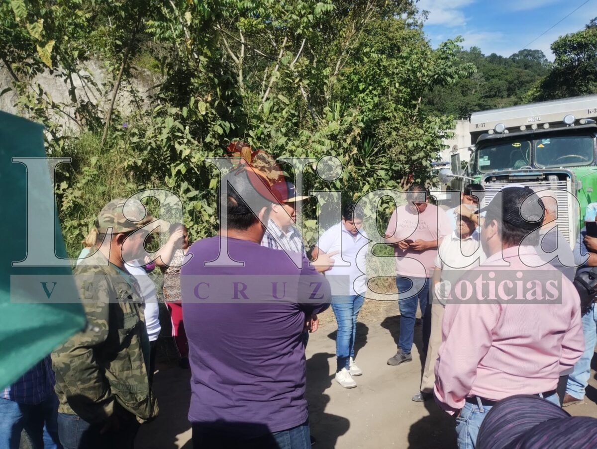 Vecinos de Tronconal bloquean carretera por daños causados por camiones pesados