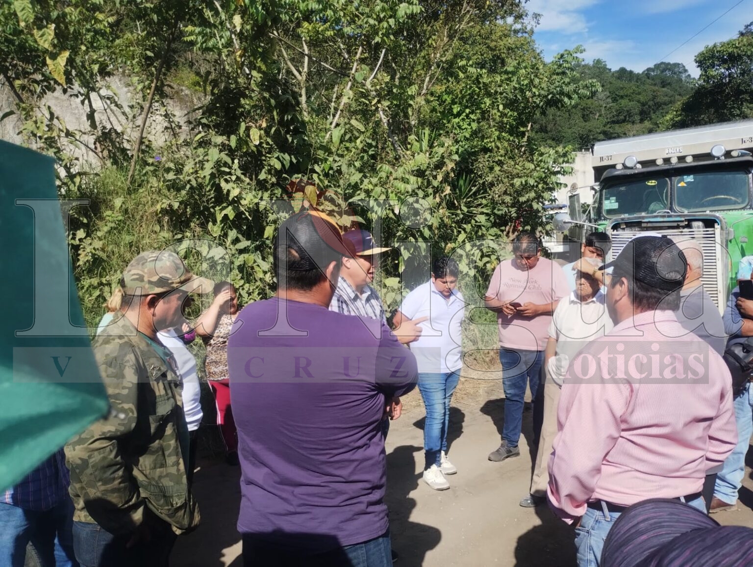 Vecinos de Tronconal bloquean carretera por daños causados por camiones pesados
