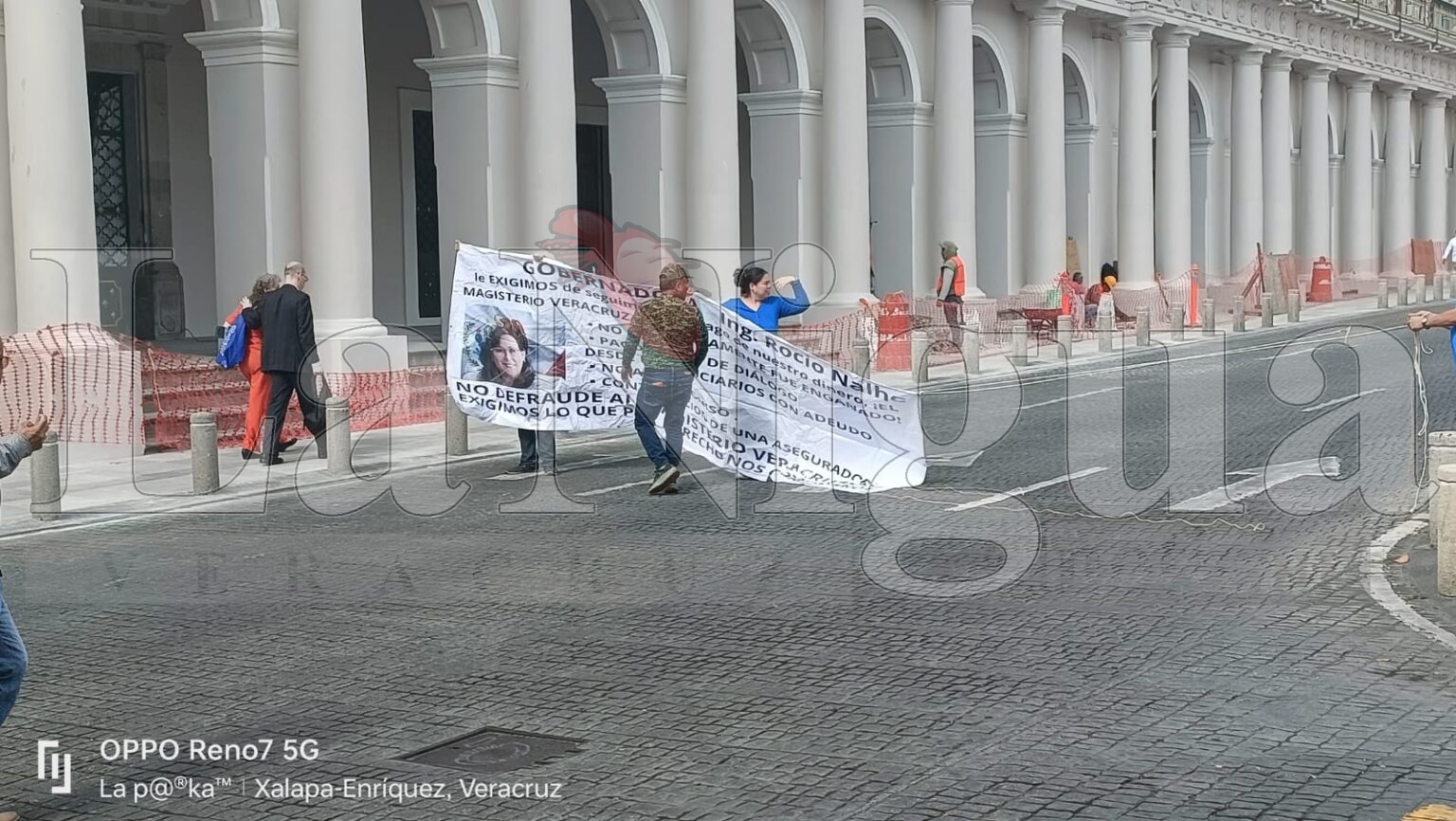 Maestros jubilados bloquean calle Enríquez en Xalapa