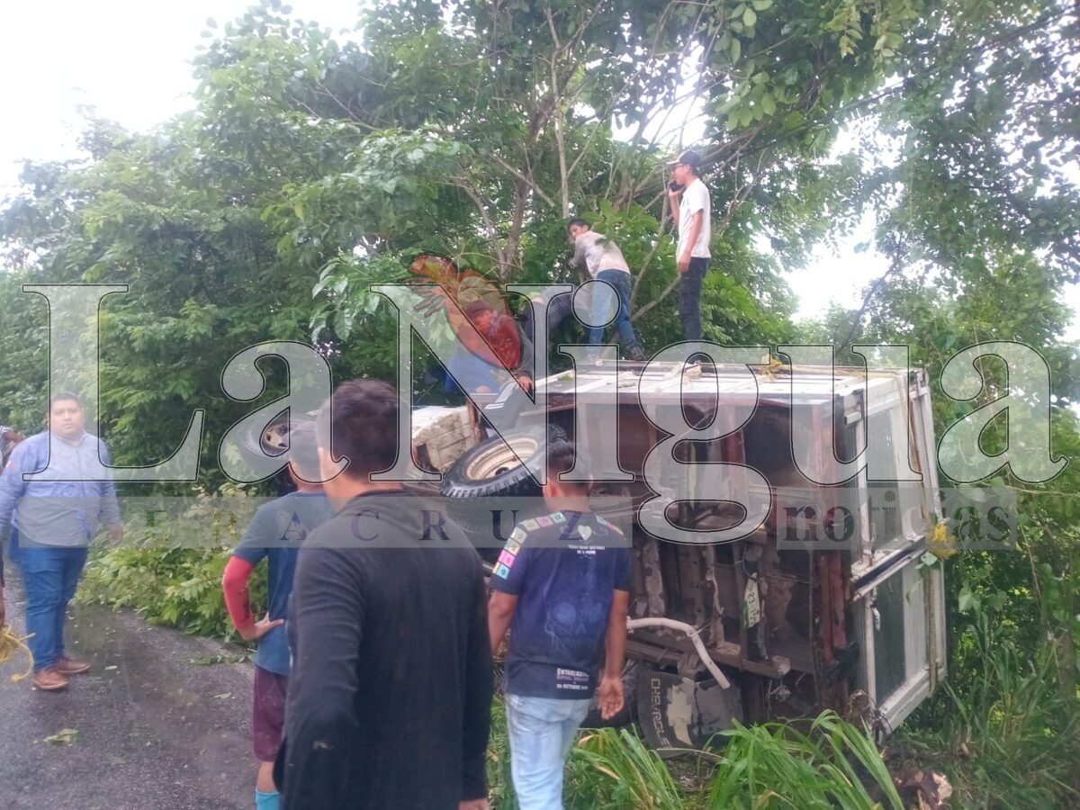 Vuelca camioneta con jornaleros en Espinal: 8 lesionados