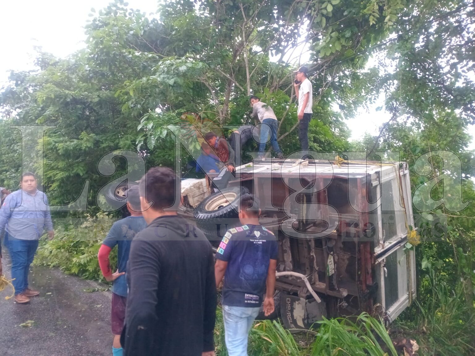 Vuelca camioneta con jornaleros en Espinal: 8 lesionados
