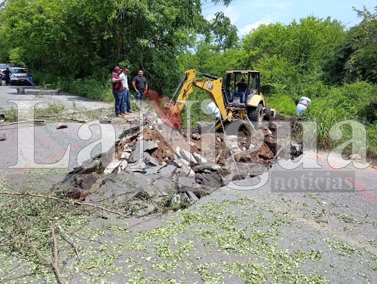Inician trabajos de rehabilitación por hundimiento en entrada principal de Camarón de Tejeda 13 fb img 17525393746423975370254028001134